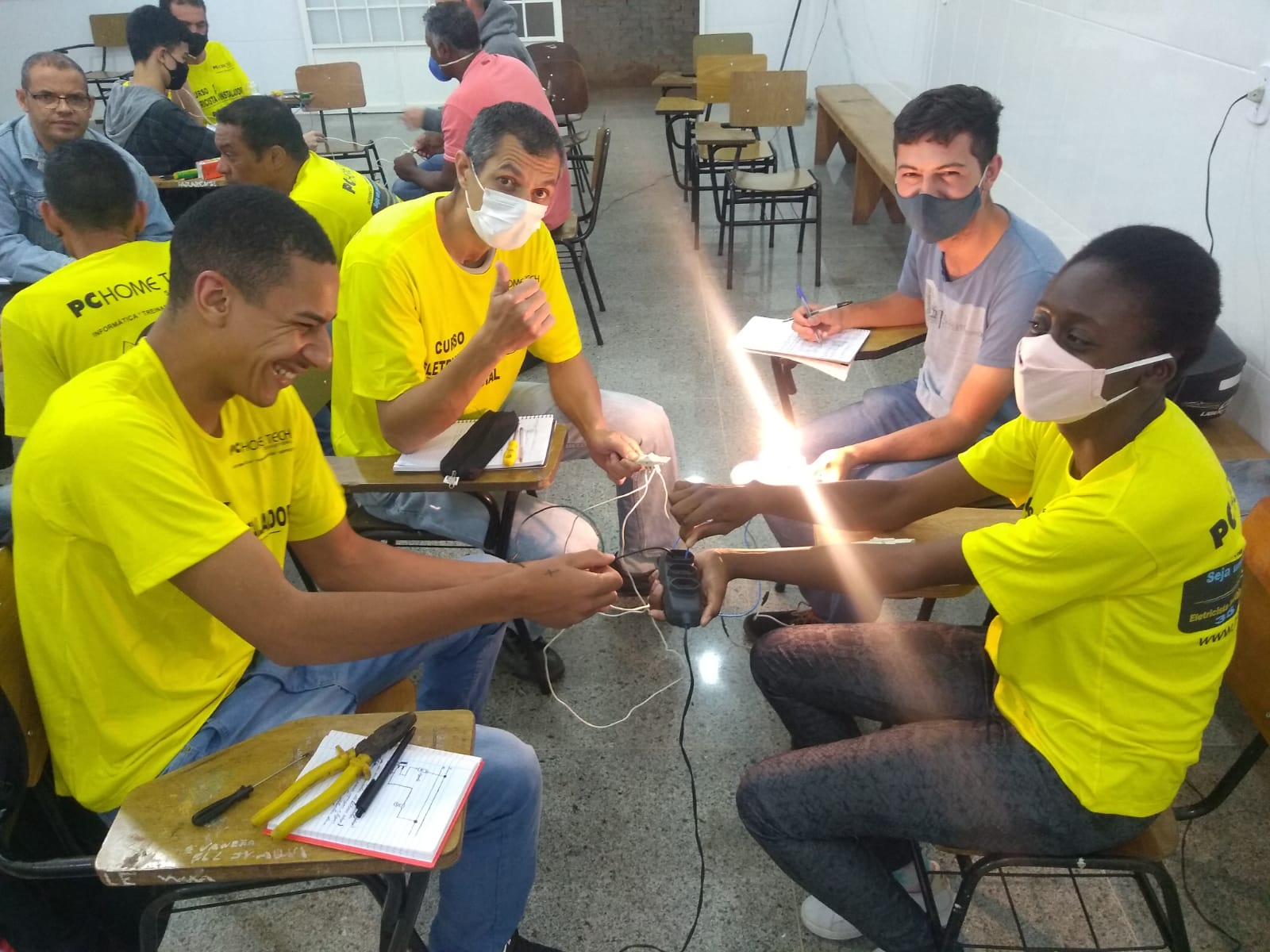Alunos durante aula prática